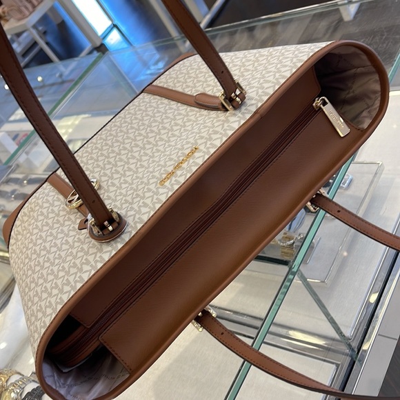 MICHAEL KORS
Jet Set Travel Large Logo Tote Shoulder Bag
COLOR VANILLA
NWT - Picture 11 of 16